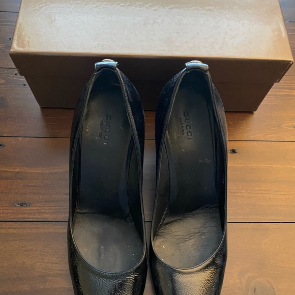 Gucci Vernice Naplack wedge in black. - Picture 4 of 11